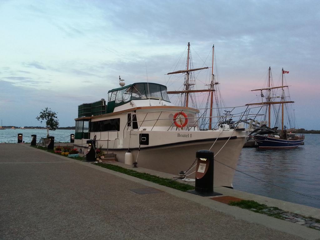 Making Waves Boatel Bed & Breakfast Toronto Exterior photo