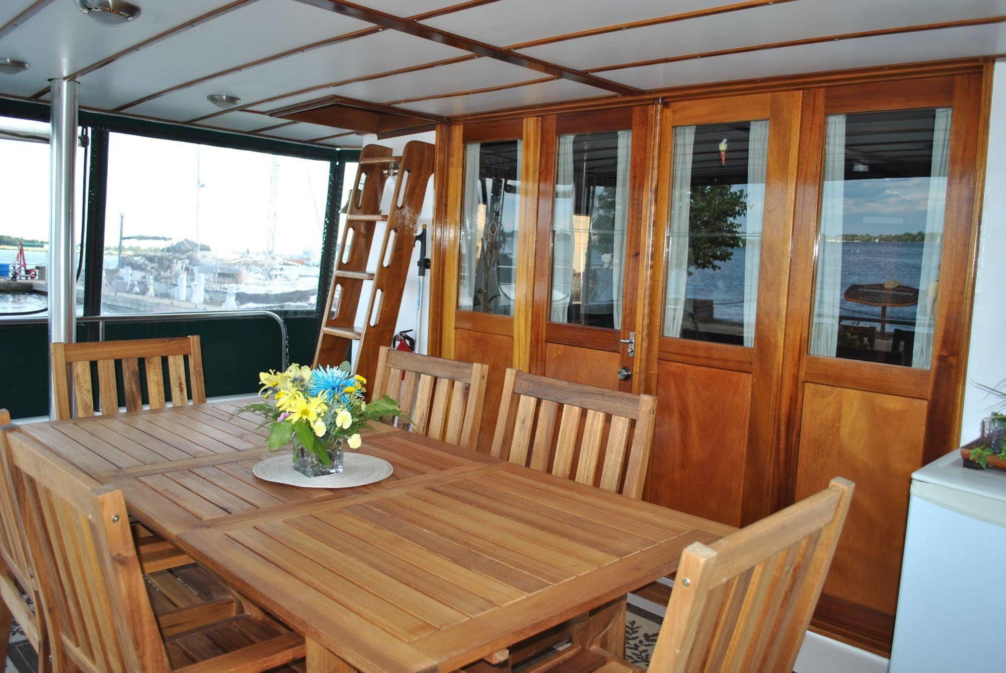 Making Waves Boatel Bed & Breakfast Toronto Exterior photo